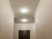 Потолок в коридоре - светильники и полиуретановый потолочный плинтус